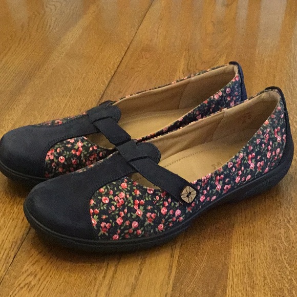 Woman’s hotter navy nubuck and flower fabric slip on. Size 10. NWOT! Sooo cute! - Picture 3 of 7